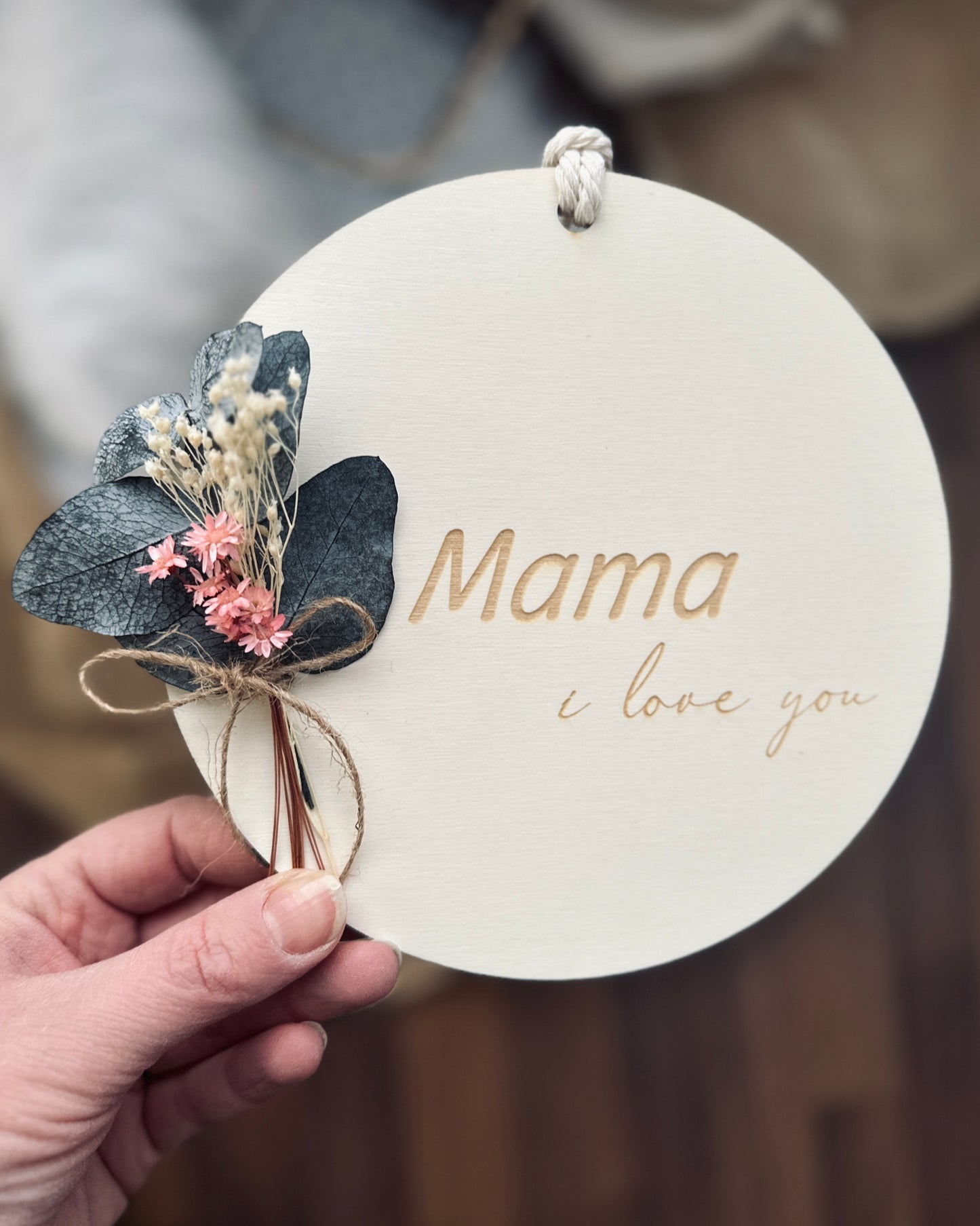 Personalisiertes Holzschild mit Trockenblumen