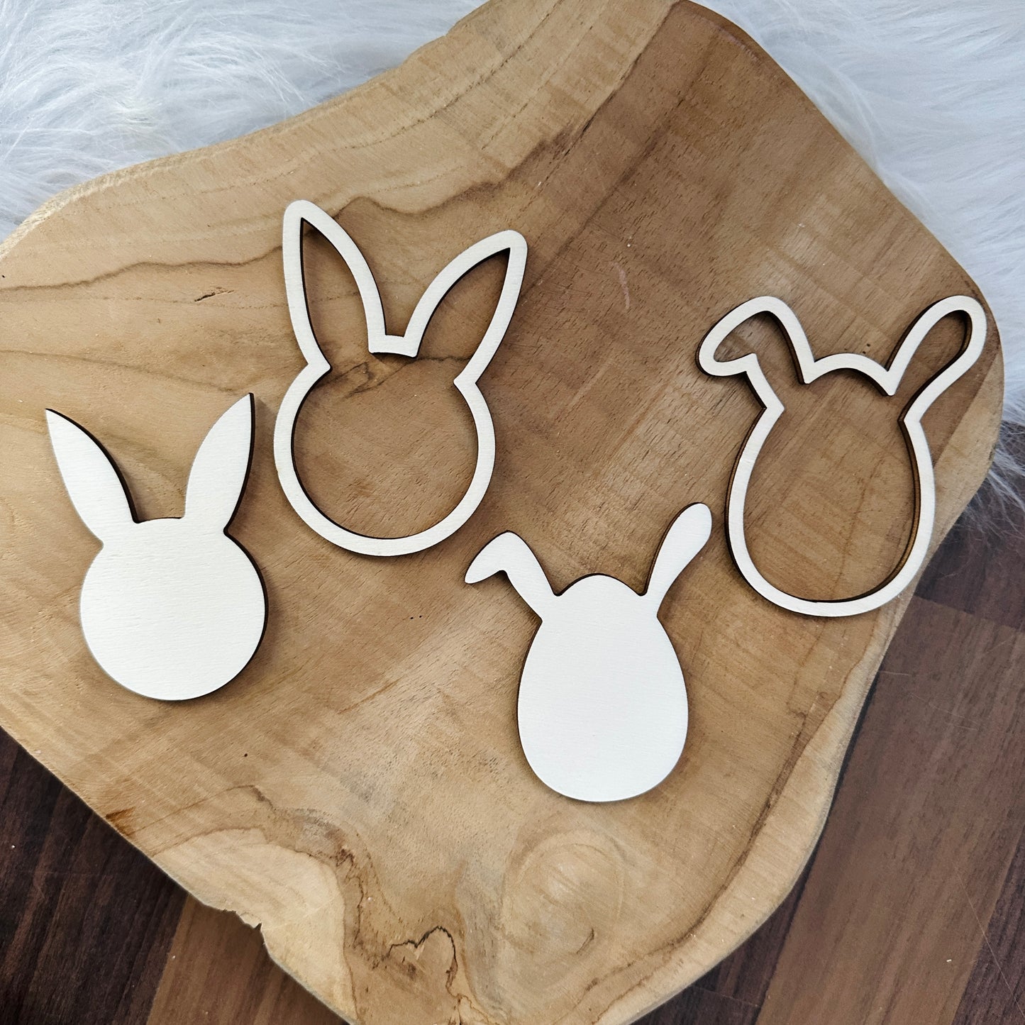 minimalistische Osterdekoration, modern zeitlos und schlichte Osterhasen aus Holz