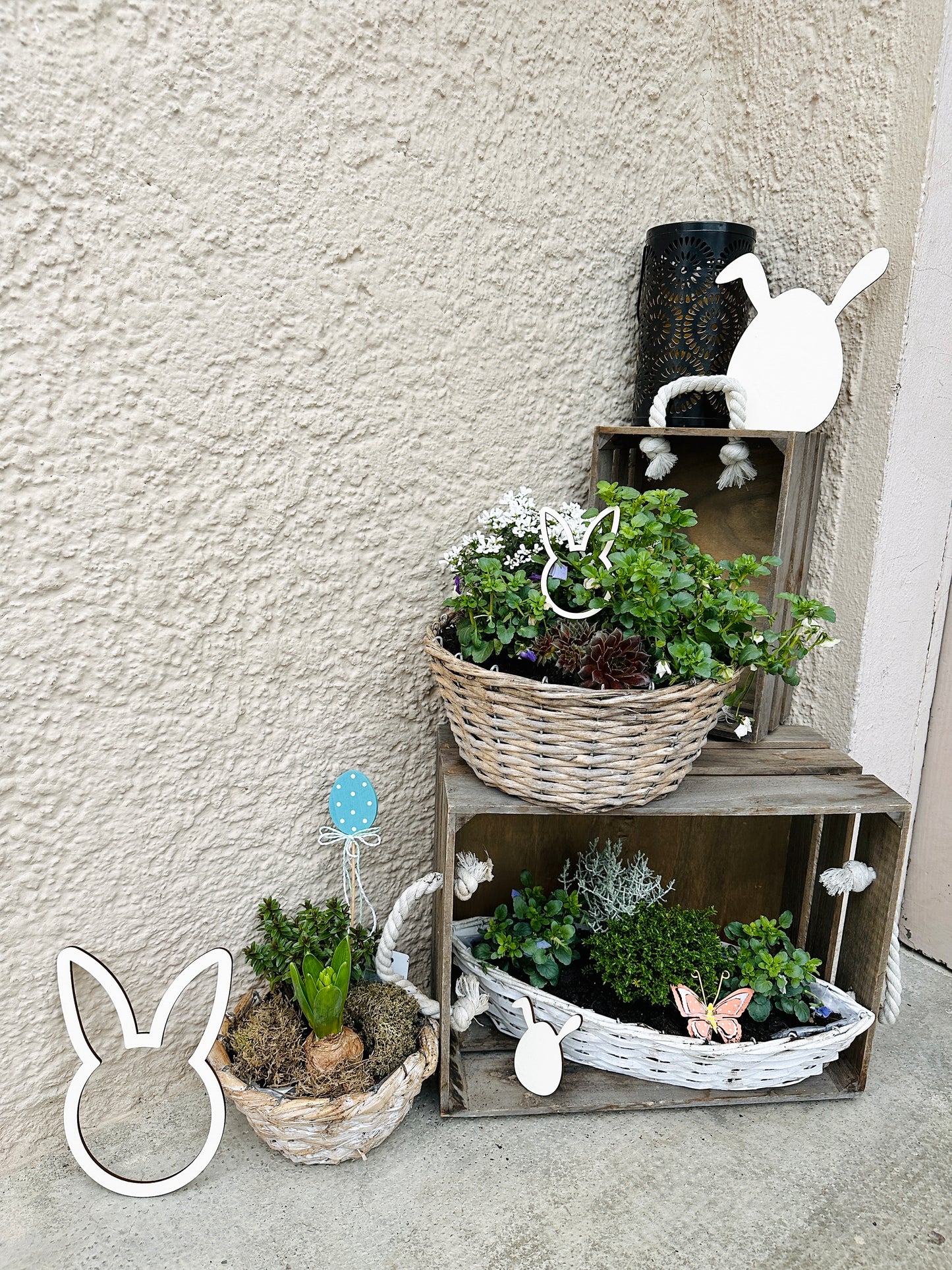 minimalistische Osterdekoration, modern zeitlos und schlichte Osterhasen aus Holz