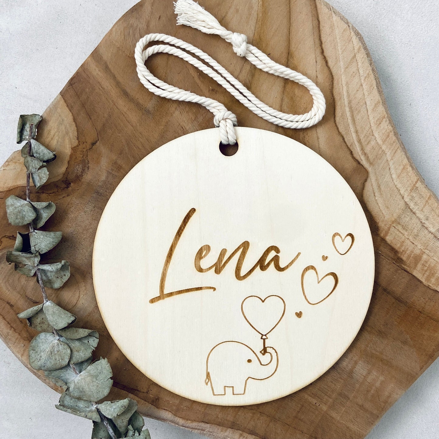 Holzschild mit Namen zur Geburt