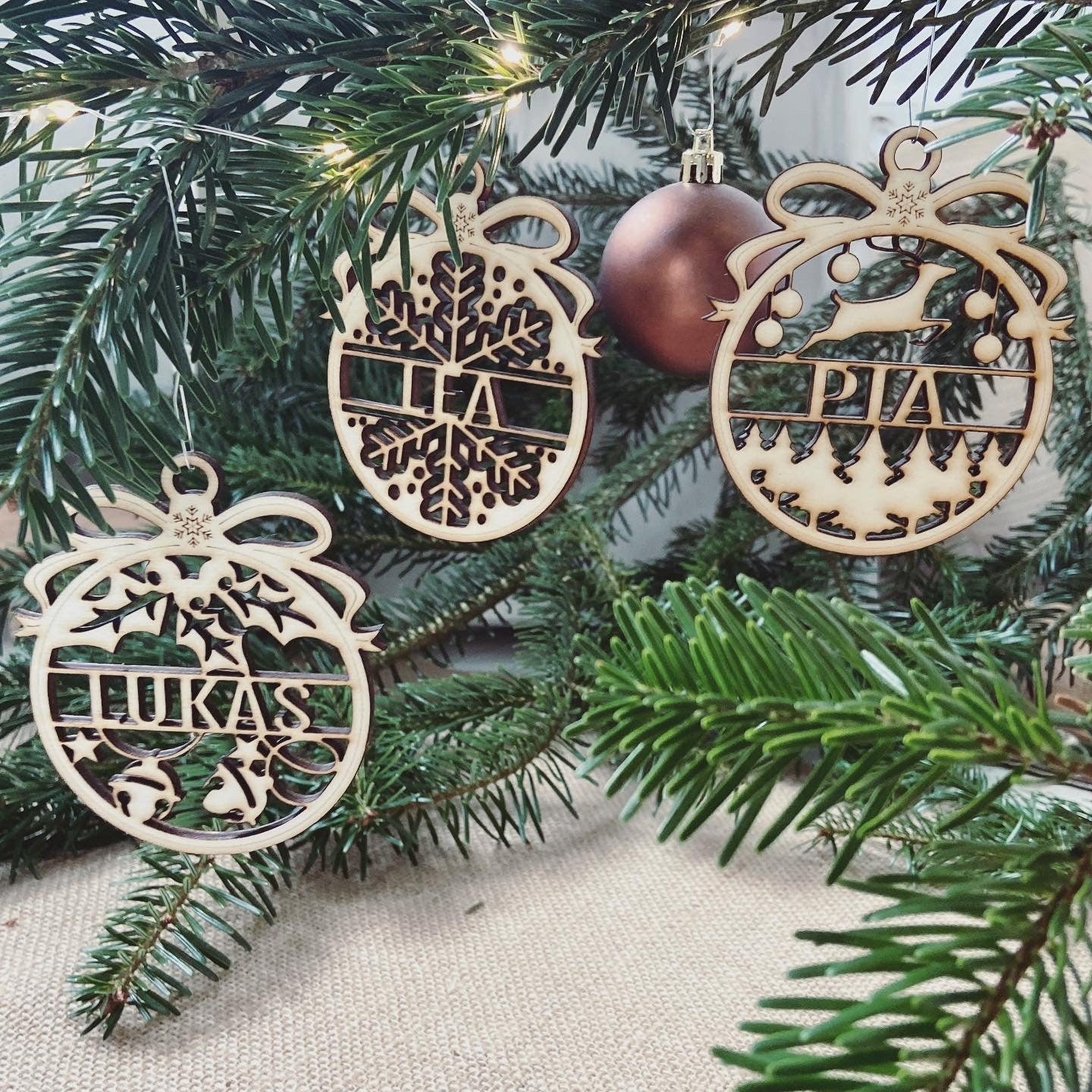 Weihnachtsbaum / Christbaum Holzanhänger / Weihnachtskugeln mit Namen aus Holz