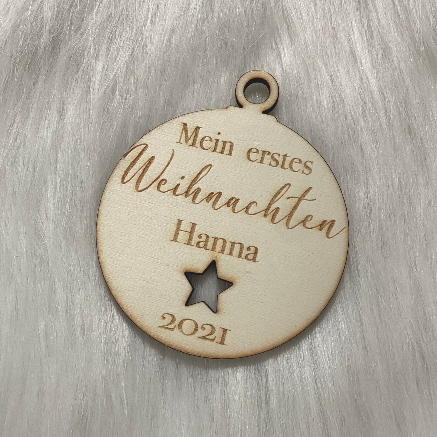 Weihnachtskugel mit Name / personalisierter Christbaumhänger aus Holz / Weihnachtsbaumdekoration