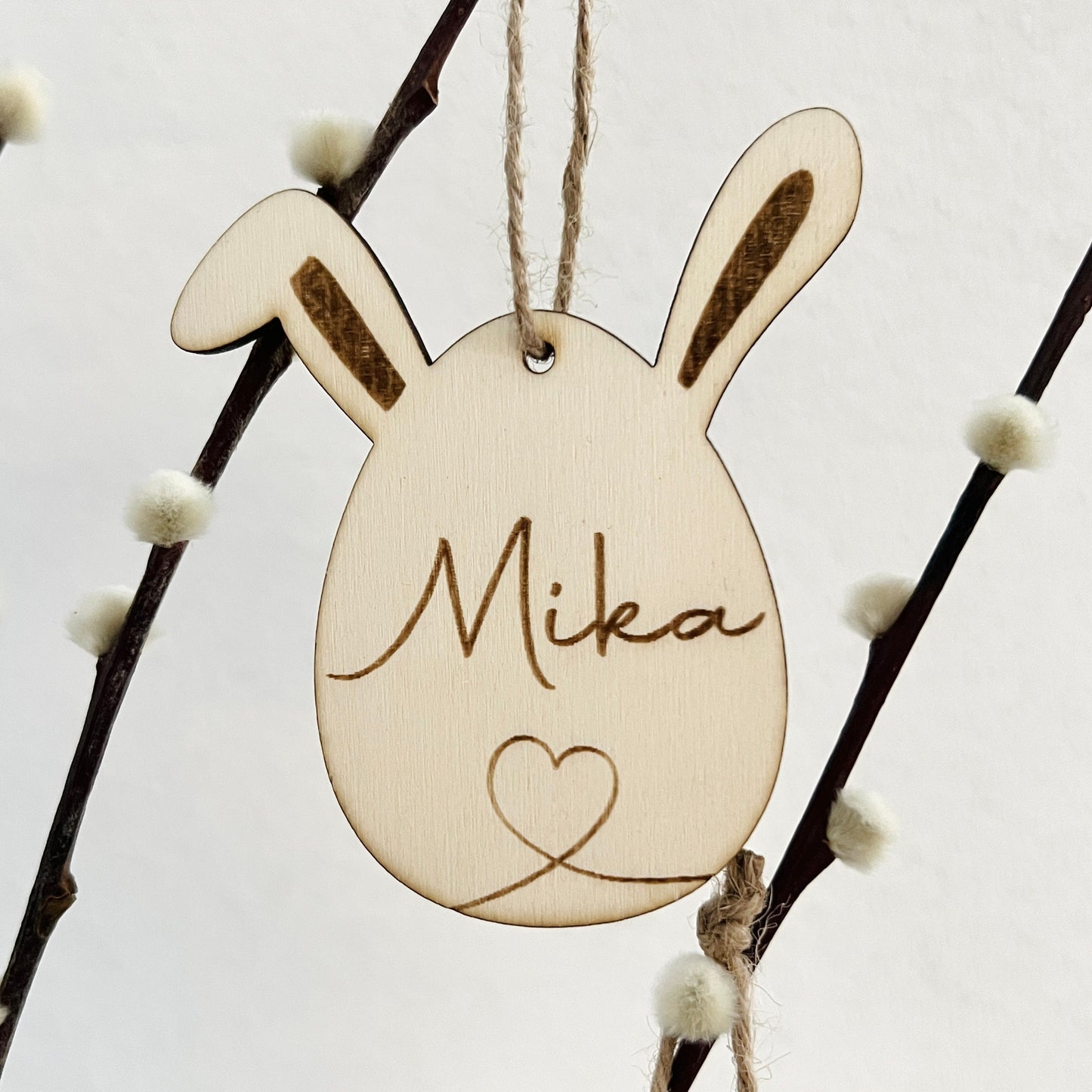 personalisiertes Osterkörbchen, Osterkorbanhänger, Osterkorb aus Weide, personalisiert mit Namen aus Holz