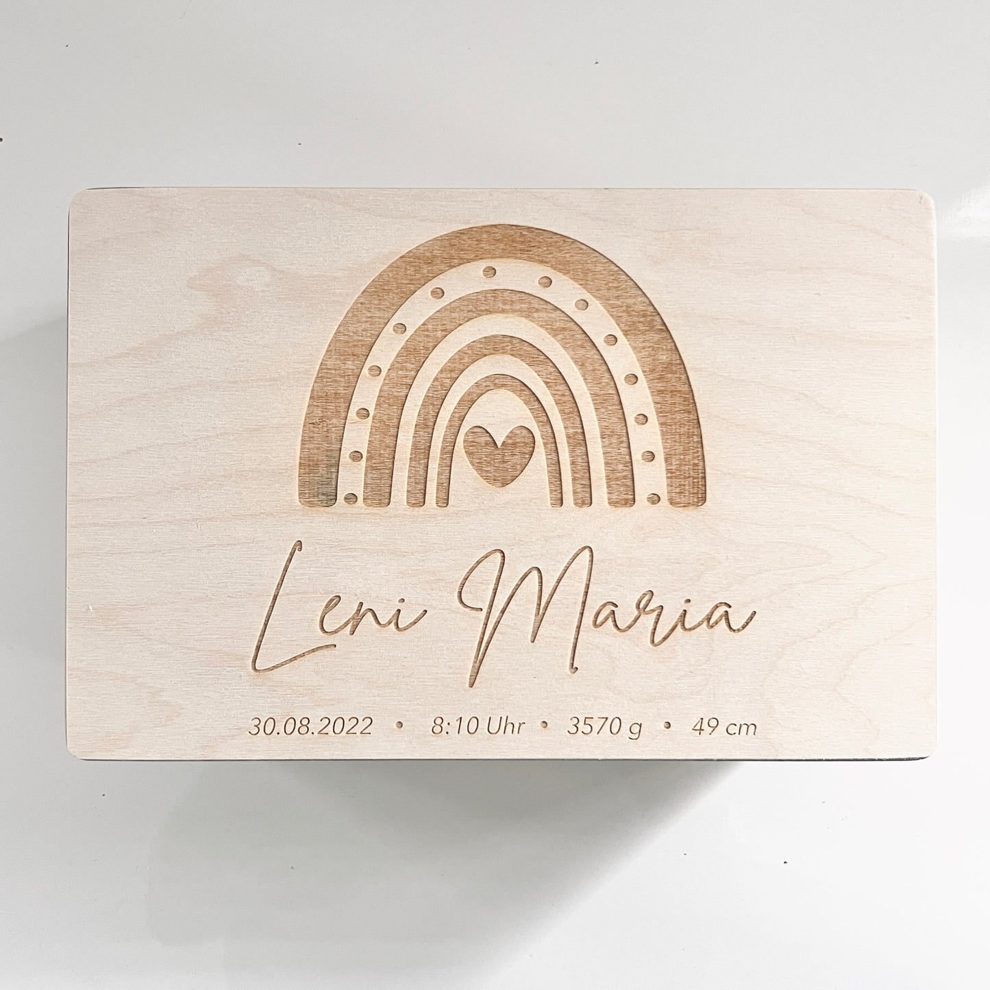 Baby Holzkiste personalisiert mit Name und Regenbogen