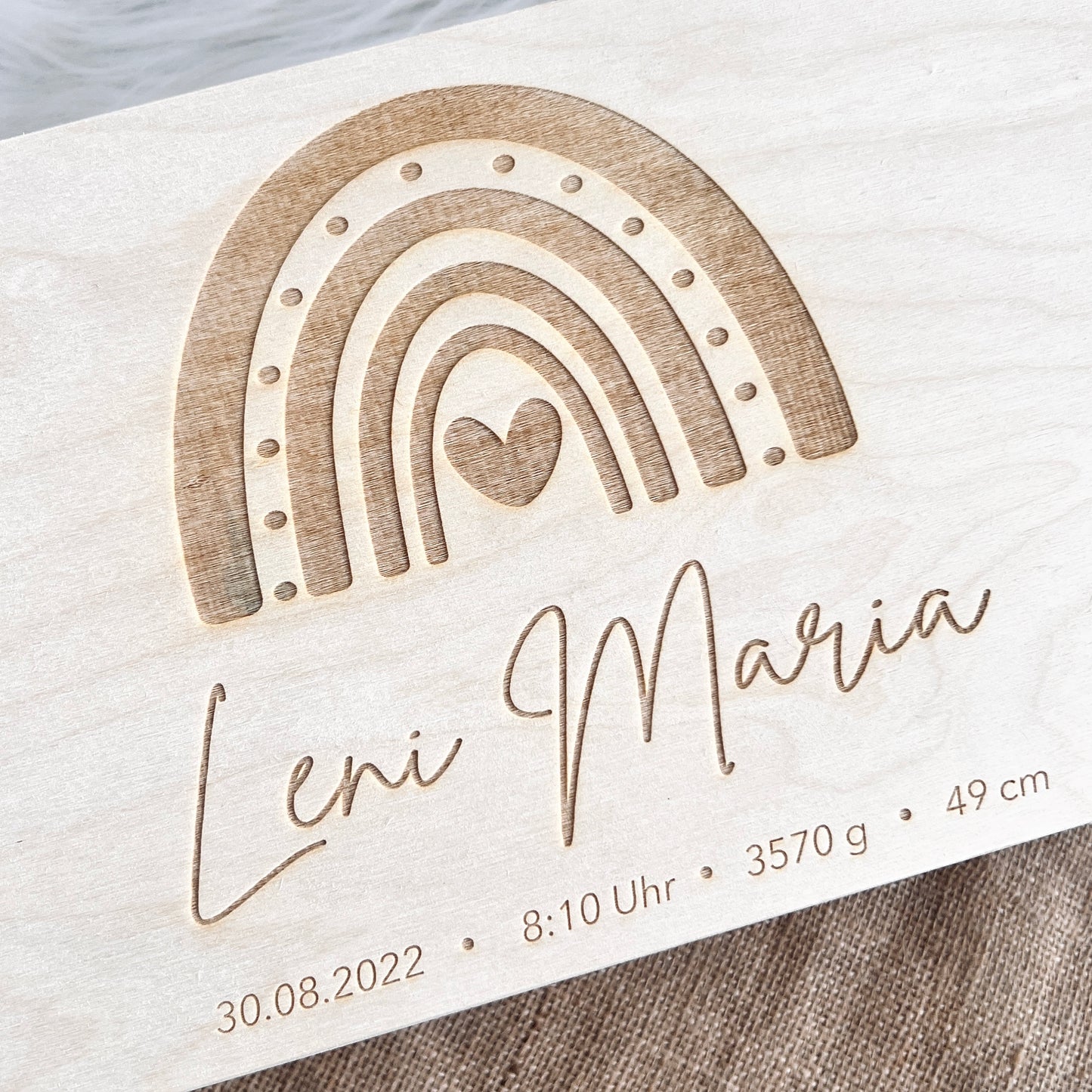 Baby Holzkiste personalisiert mit Name und Regenbogen