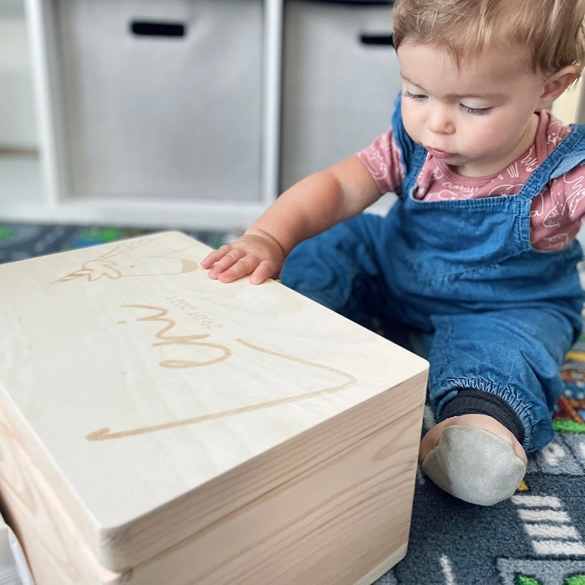 Baby Holzkiste personalisiert mit Name und Regenbogen