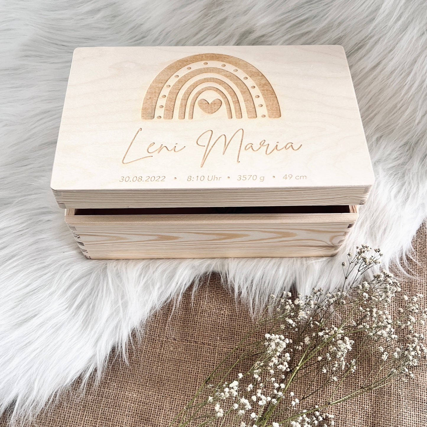 Baby Holzkiste personalisiert mit Name und Regenbogen