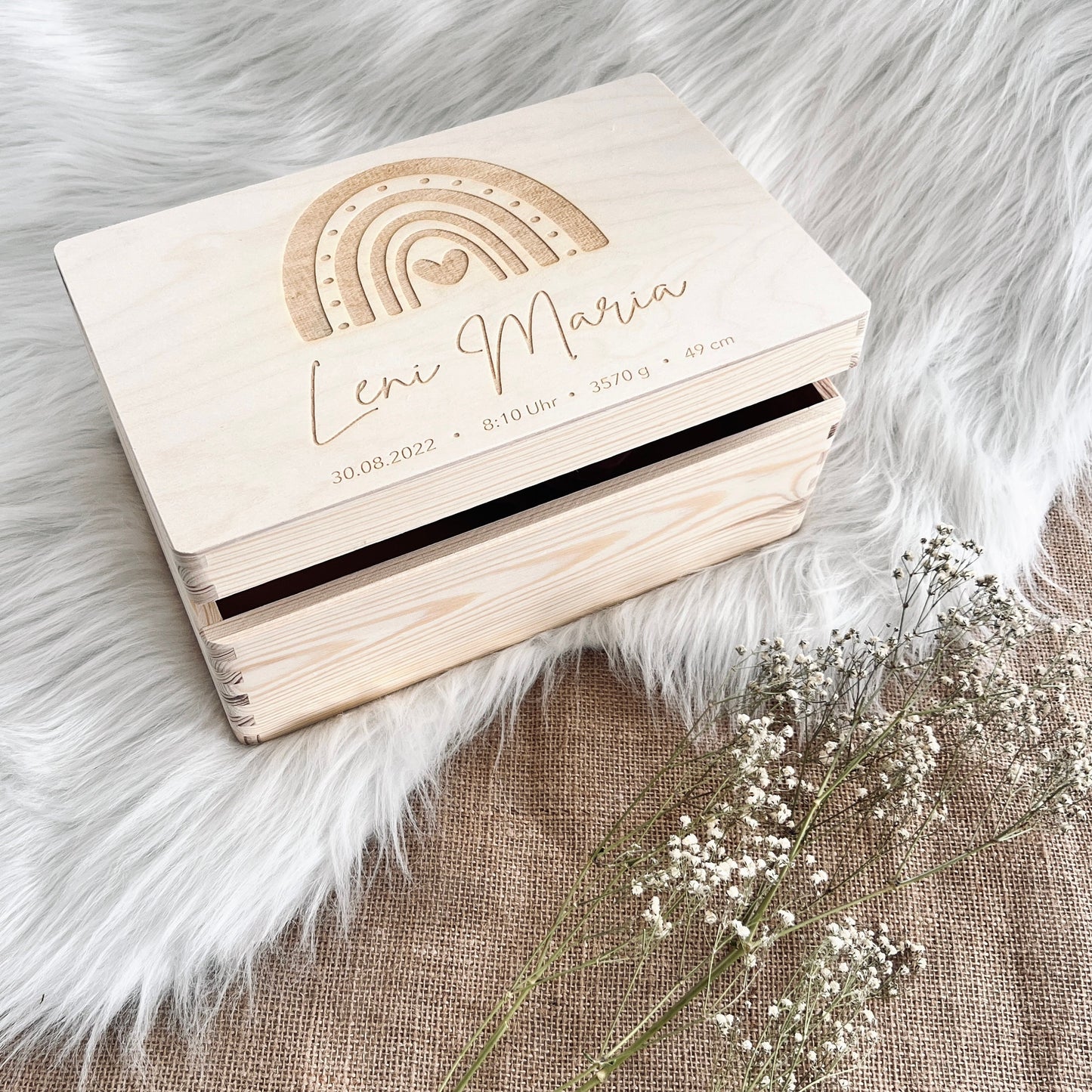 Baby Holzkiste personalisiert mit Name und Regenbogen