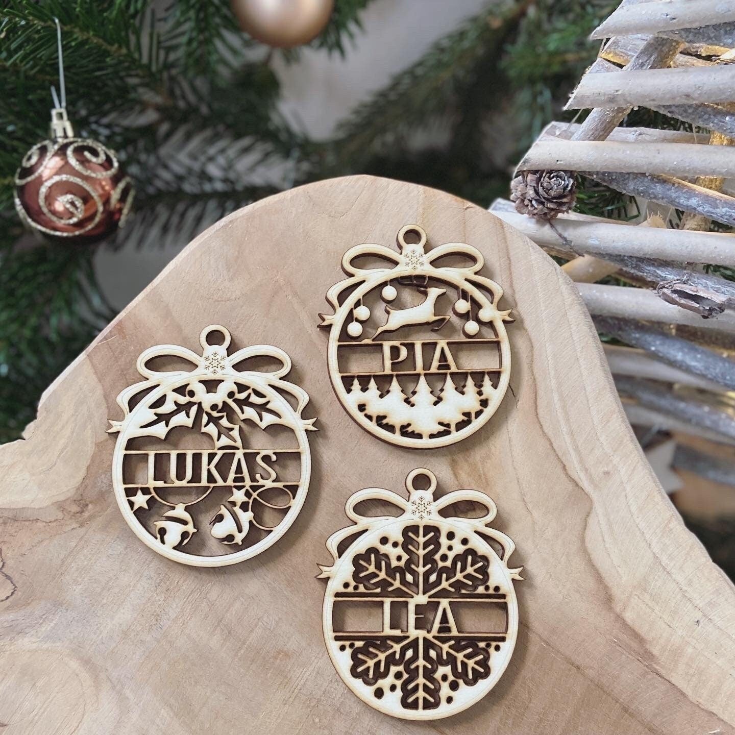 Weihnachtsbaum / Christbaum Holzanhänger / Weihnachtskugeln mit Namen aus Holz