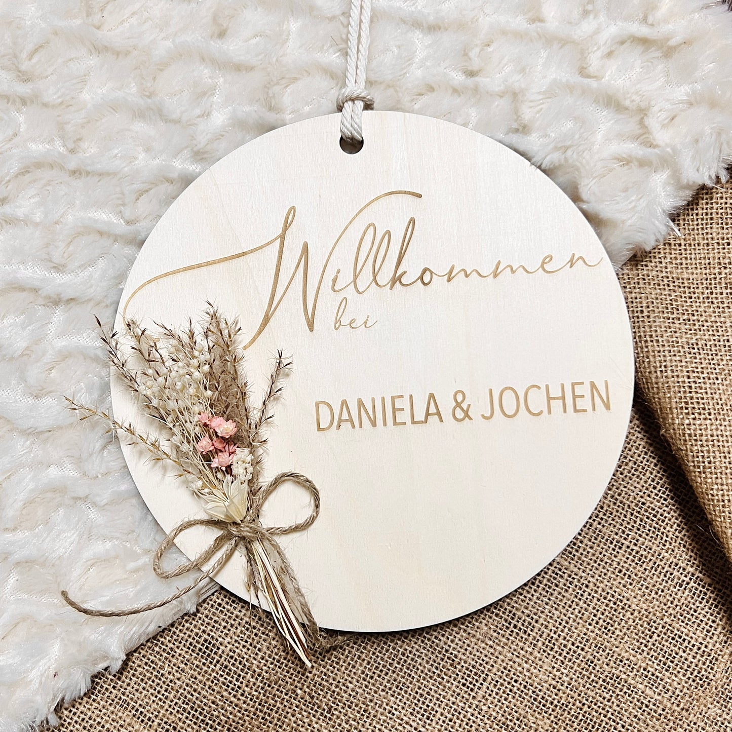 Holzschild mit Namen und Trockenblumen