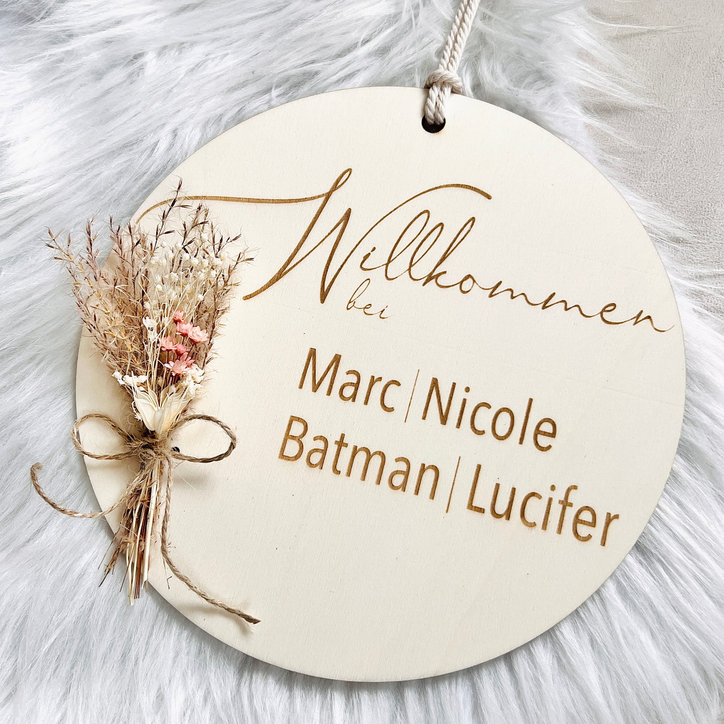 Holzschild mit Namen und Trockenblumen