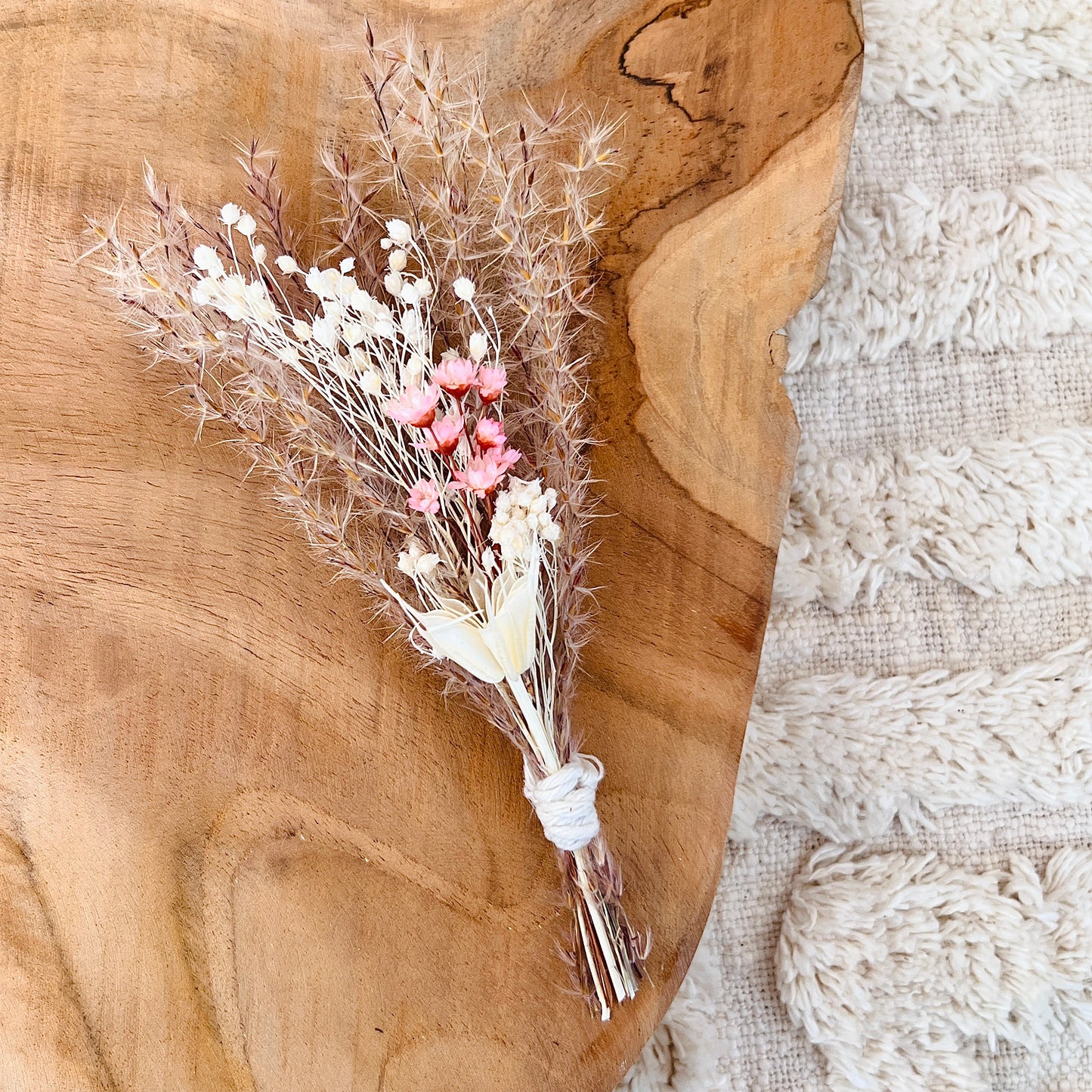 Holzschild mit Namen und Trockenblumen