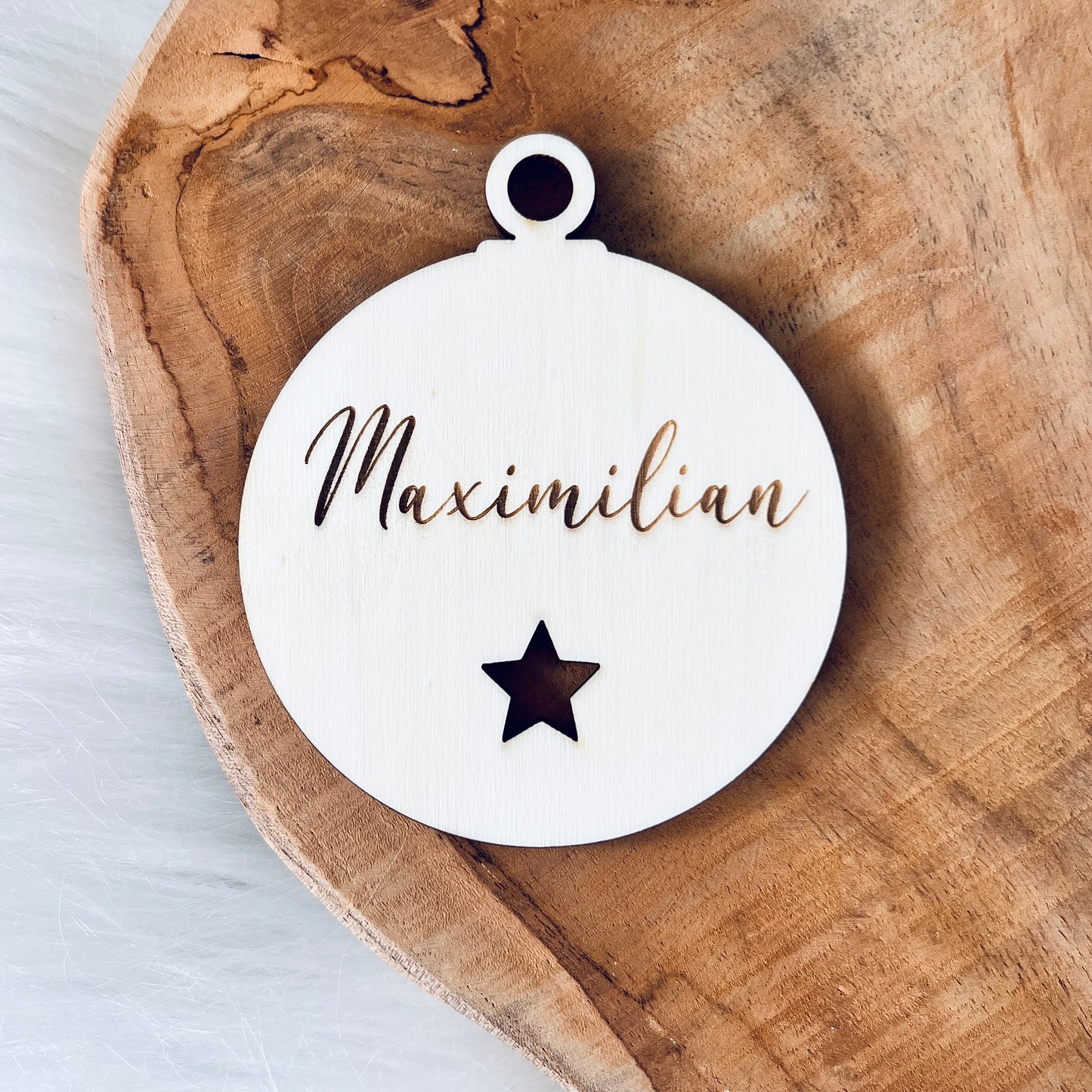 Weihnachtskugel mit Name / personalisierter Christbaumhänger aus Holz / Weihnachtsbaumdekoration