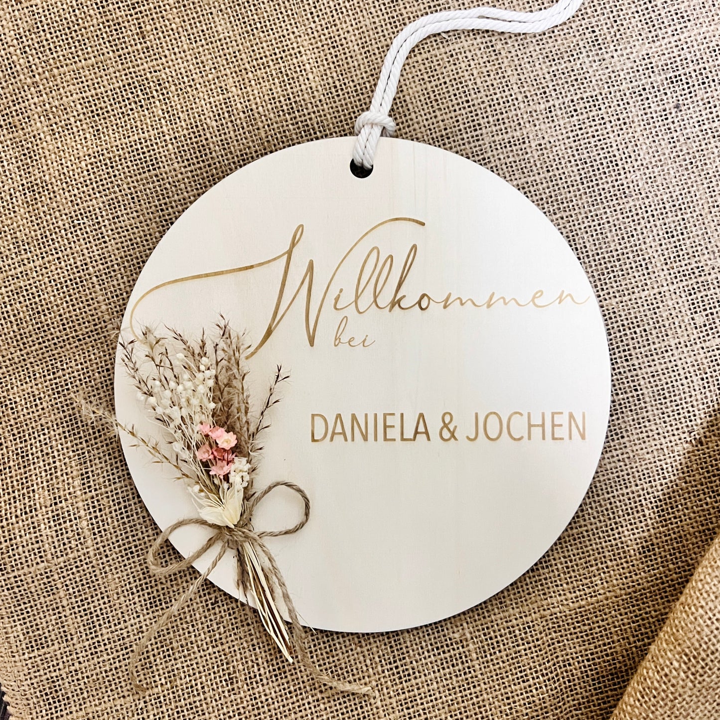 Holzschild mit Namen und Trockenblumen