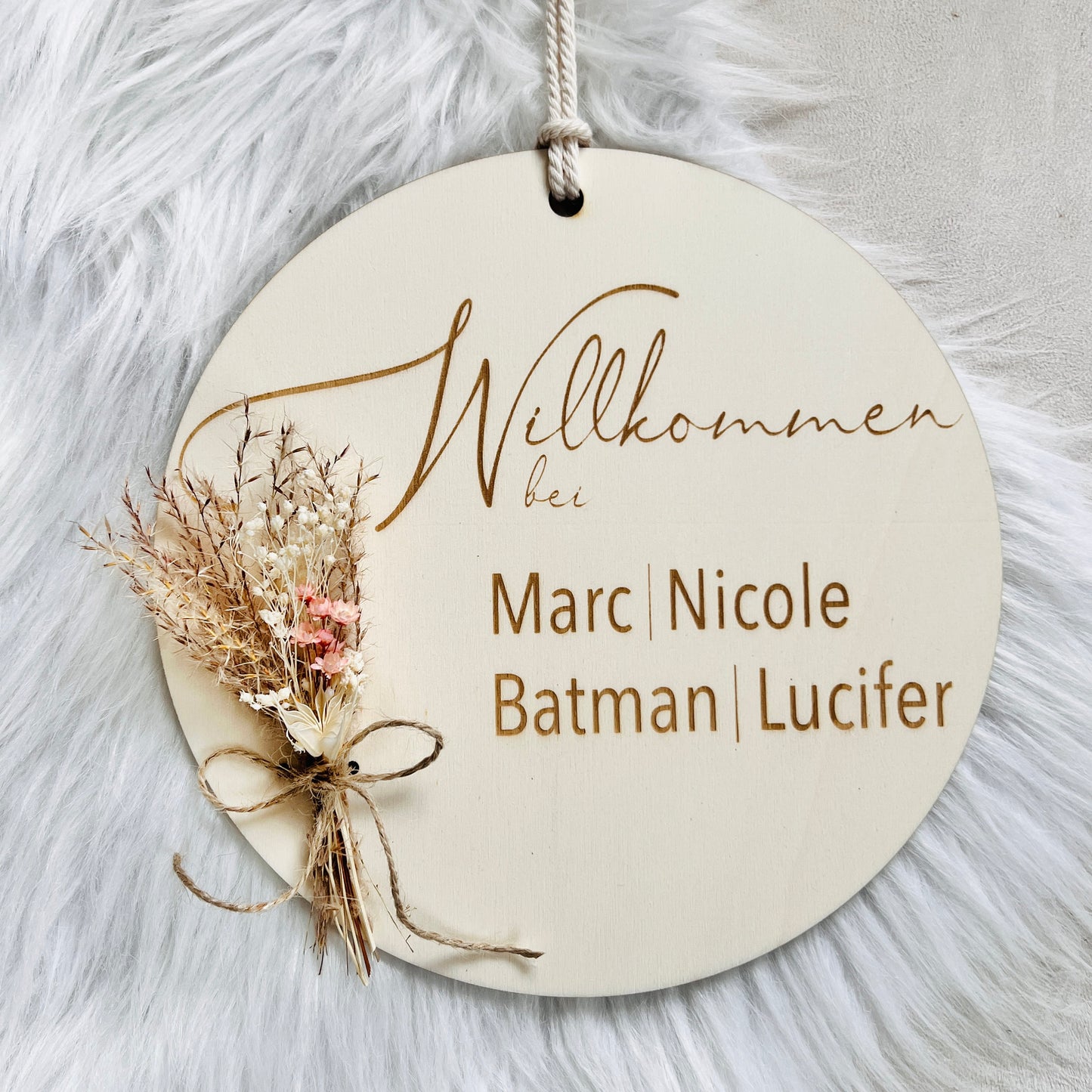 Holzschild mit Namen und Trockenblumen