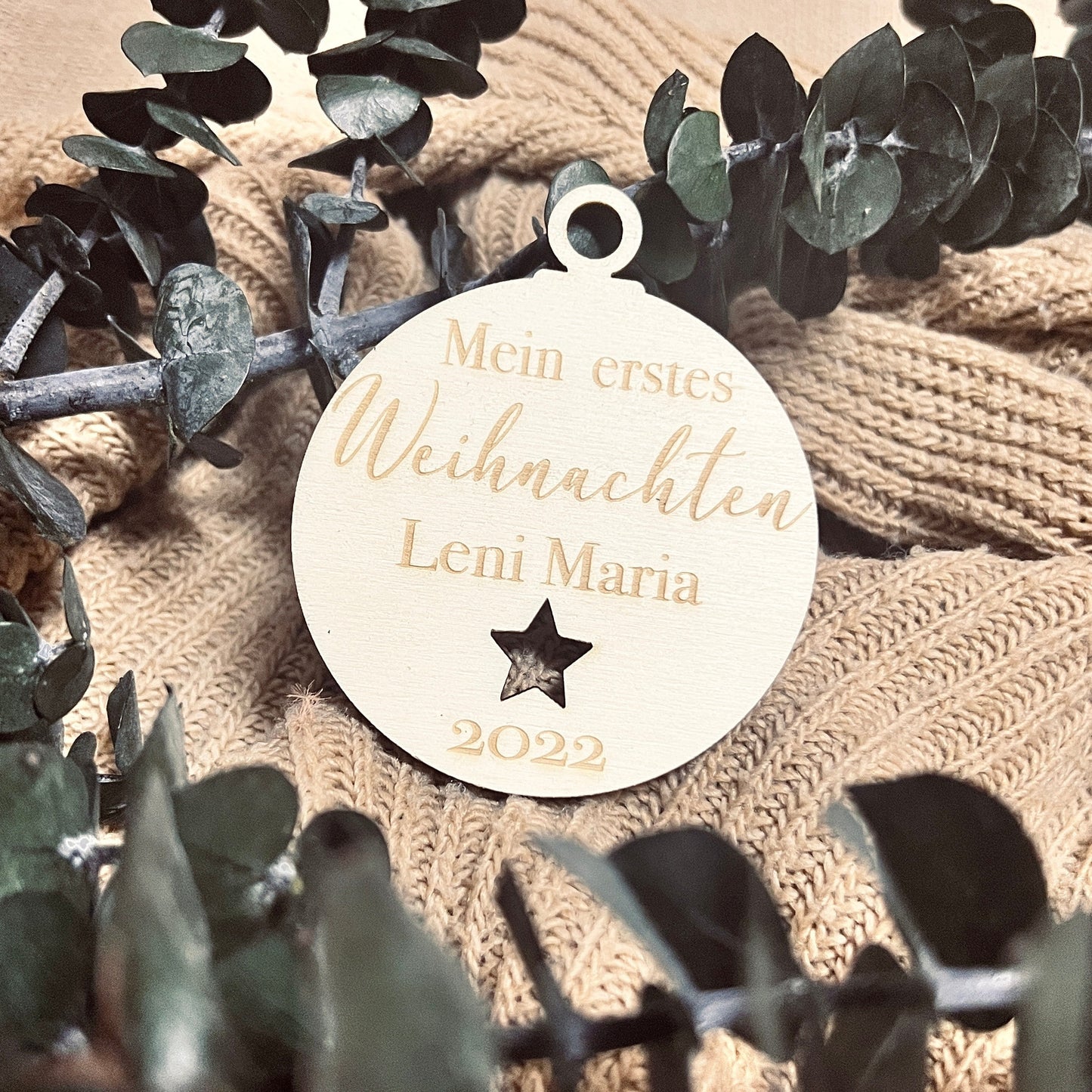 Weihnachtsbaum / Christbaumhänger erste Weihnachtskugel mit Namen aus Holz