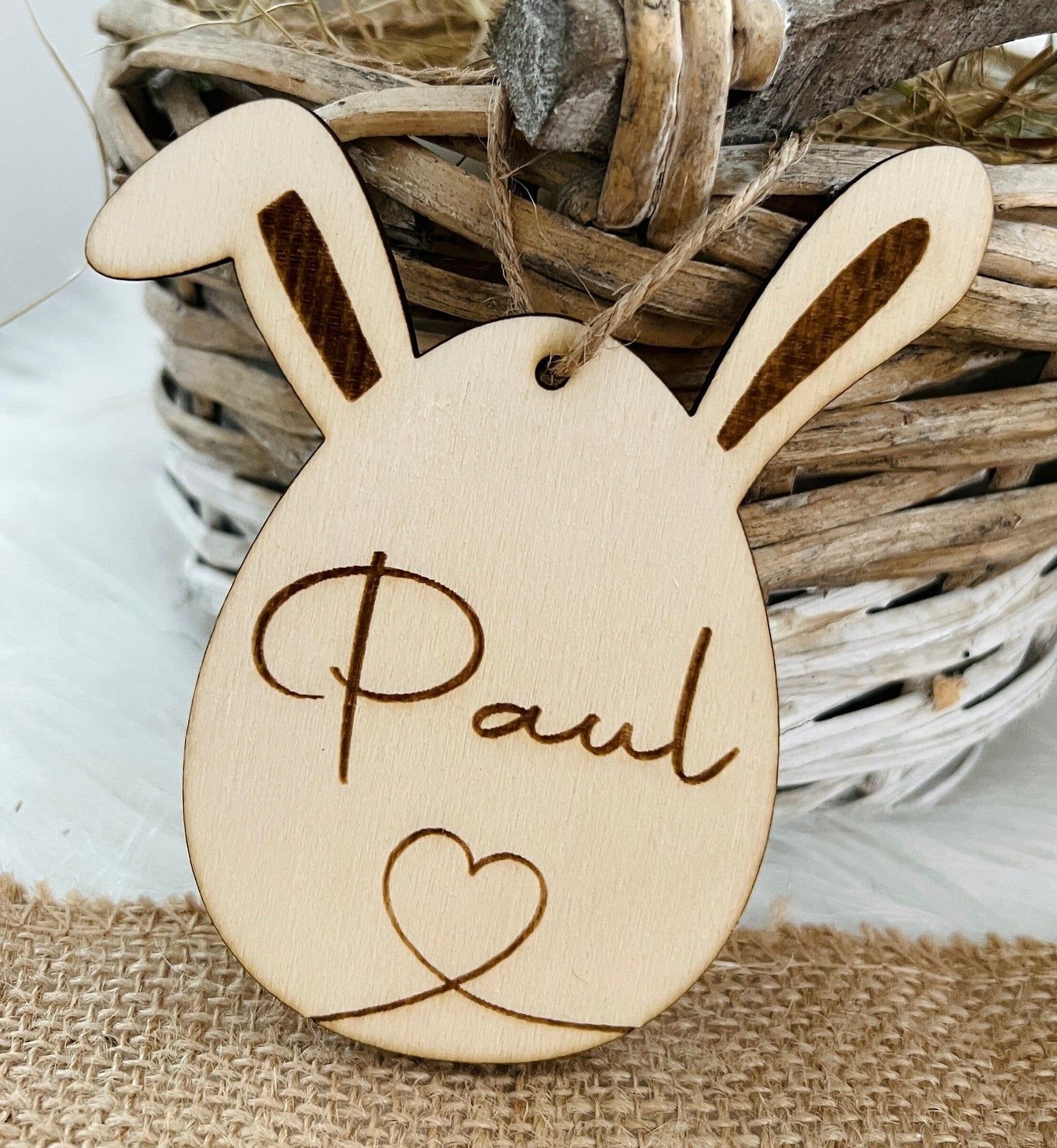 personalisiertes Osterkörbchen, Osterkorbanhänger, Osterkorb aus Weide, personalisiert mit Namen aus Holz