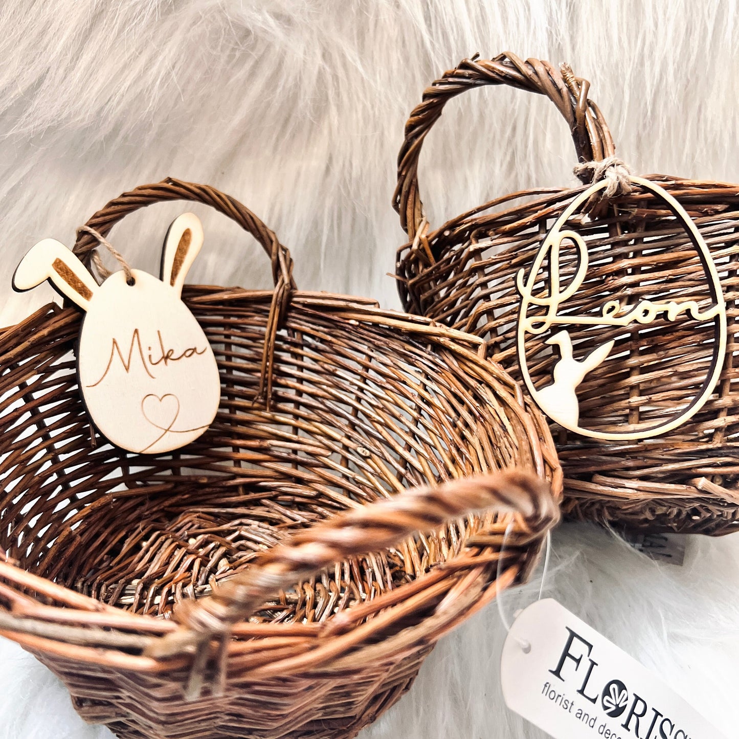personalisiertes Osterkörbchen, Osterkorbanhänger, Osterkorb aus Weide, personalisiert mit Namen aus Holz