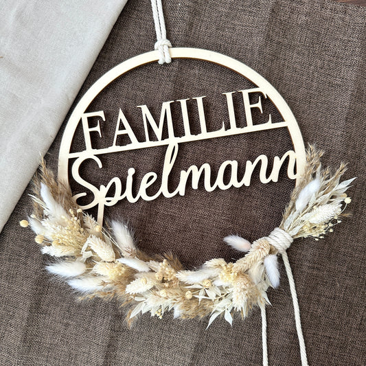 Trockenblumenkranz mit Familienname als tolle Geschenkidee
