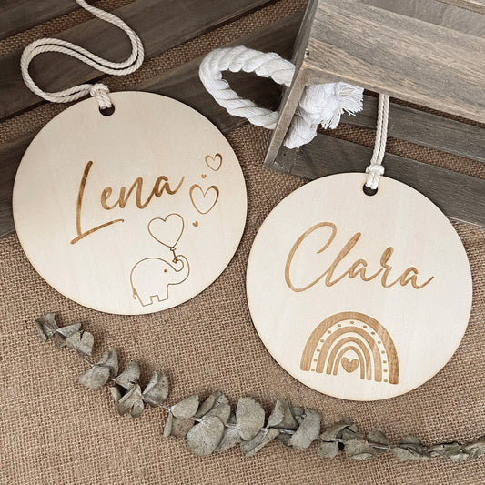 Holzschild mit Namen zur Geburt