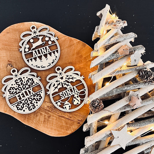 Weihnachtsbaum / Christbaum Holzanhänger / Weihnachtskugeln mit Namen aus Holz