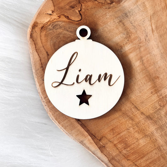 Weihnachtskugel mit Name / personalisierter Christbaumhänger aus Holz / Weihnachtsbaumdekoration