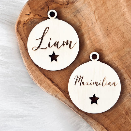 Weihnachtskugel mit Name / personalisierter Christbaumhänger aus Holz / Weihnachtsbaumdekoration